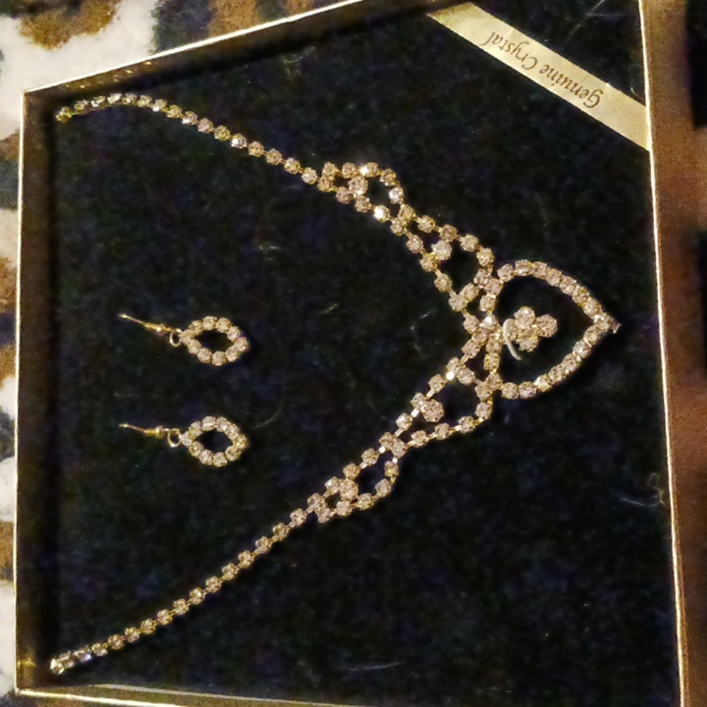 Genuine Crystal Necklace and Earrings Set. NIB - Picture 17 of 17